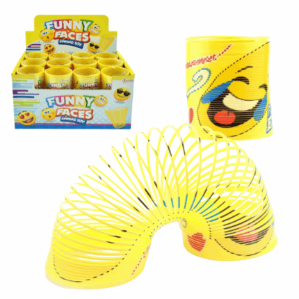 Jucărie arc cu față zâmbitoare Această jucărie clasică în formă de arc aduce zâmbete și distracție fără sfârșit! Decorată cu o față zâmbitoare și prietenoasă, este perfectă pentru copiii care adoră mișcarea și joaca activă. Poate coborî trepte, se întinde și se strânge înapoi, oferind momente captivante și amuzante.Fabricată din plastic rezistent și colorat, jucăria are o înălțime de aproximativ 7 cm și este ușor de manevrat chiar și de către cei mai mici.Beneficii: 	Stimulează coordonarea ochi-mână și motricitatea fină 	Oferă ore de distracție interactivă 	Ideală ca mic cadou sau suvenir 	Potrivită pentru copii de la 3 ani în susLasă arculețul să prindă viață și să aducă bucurie în fiecare zi de joacă!