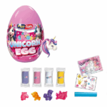 Набор для лепки в яйце «Единорог» Игровой набор Play Toys "Единорог" позволяет детям создавать волшебных единорогов из пластилина. Набор включает 4 цвета пластилина по 15 г каждый. В комплект входят 5 формочек с тематикой единорогов, которые помогут создать удивительные фигурки, а также пазл и наклейки.Особенности: 4 баночки пластилина по 15 г каждая. 5 формочек единорогов Наклейки Пазл Безопасный и нетоксичный состав, подходит для детей от 3 лет. Развивает креативность, мелкую моторику и воображение."Единорог" – это идеальный набор для детей, которые любят единорогов и творческие игры.