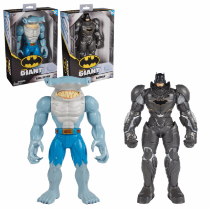 Figurine „Batman: Seria Giganților”, 30 cm Lasă-l pe Batman să ducă la bun sfârșit orice misiune: de la protejarea străzilor din Gotham până la lupta cu răufăcători legendari. Cadoul perfect pentru micii eroi, fanii benzilor desenate și colecționari!Intră în Gotham cum n-ai făcut-o niciodată, cu personajele Batman din seria giganților. Fie că este vorba de însuși Cavalerul Negru sau de formidabilul Rege Rechin, aceste personaje sunt perfecte pentru fanii tineri, cu o imaginație bogată.Seria giganților este ideală pentru jocul creativ și povestirea distractivă. Fiecare personaj e modelat în detaliu și are 11 puncte de articulare, permițând copiilor să își așeze personajele în poziții dinamice.Construiește-ți colecția Batman cu personajele Batman și Regele Rechin din seria giganților (fiecare vândută separat). Aceste jucării pentru fete și băieți sunt perfecte pentru copiii care iubesc personajele Ligii Dreptății, multiversul DC, filmele cu supereroi, obiectele de colecție, mașinile RC și multe altele.Personajele Batman din seria giganților de 30 cm încurajează povestirea creativă, rezolvarea problemelor și curajul, pe măsură ce copiii își creează propriile aventuri cu supereroi și super-răufăcători.