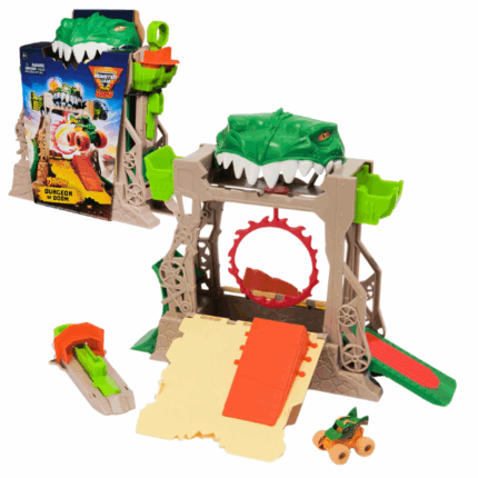 Set de joacă Monster Jam «Dragon Dungeon of Doom» 1:87 Simte adrenalina adevărată cu setul de joacă Monster Jam "Dragon Dungeon of Doom"!Setul include un mini monster truck Dragon la scară 1:87 și o pistă cu mai multe niveluri, plină de obstacole spectaculoase. Copiii vor păși într-o adevărată arenă a cascadoriilor: răsturnări, salturi prin inelul de foc și ciocniri explozive, exact ca în spectacolele Monster Jam!Depășește zonele periculoase, manevrează camionul tău Dragon, execută flipuri frontale și pe spate, dar și lansări impresionante! Cu detalii realiste, grafică vibrantă și un design autentic, camionul mini arată ca o replică fidelă a celui real.Iar când distracția se încheie, setul se transformă ușor într-o geantă de transport practică. Ușor de luat oriunde și ușor de depozitat acasă!Monster Jam Dragon Dungeon of Doom este cadoul perfect pentru băieți și fete care adoră viteza, cascadoriile și camioanele monstru. Ești gata de acțiune? Atunci să înceapă distracția!