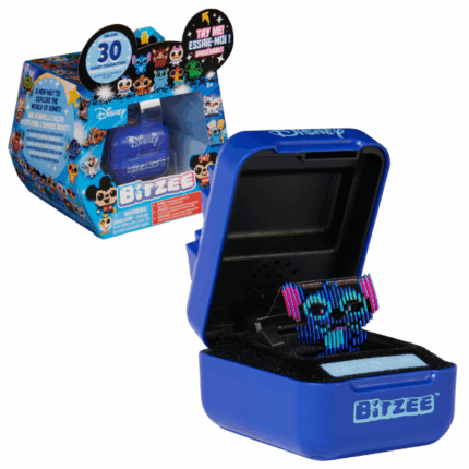 Интерактивная игрушка Bitzee «Disney» Исследуй мир Disney, как никогда раньше, с интерактивной игрушкой Bitzee Disney!Персонажи Bitzee Disney реагируют на свайпы, наклоны и прикосновения милыми звуками и анимацией при каждом взаимодействии. Внутри капсулы Bitzee ты можешь собрать 30 знаковых персонажей и познакомиться с классическими героями Disney, персонажами Pixar и новыми друзьями — всё в одном устройстве.Играй и заполняй счётчик звёзд, чтобы зарабатывать «звёзды желаний» и открывать новых персонажей. Листай Книгу желаний, выбирай звезду, встряхни капсулу, загадай желание — и если услышишь звон колокольчика, открой капсулу и открой нового героя!Разблокируй магические анимации:— Микки надевает волшебную шляпу,— Флаундер убегает от акулы,— Валли сажает растение в ботинок,— Молния МакКуин мчится по трассе — и многое другое!Собери всех 30 персонажей, чтобы получить особую награду.Внутри ты встретишь любимых героев: Микки Мауса, Минни, Олафа, а также персонажей Pixar, таких как Немо и Инопланетянин.Bitzee Disney — это инновационная игрушка вне экрана, вдохновлённая эстетикой 90-х.Идеальный подарок для детей, взрослых и всех поклонников Disney.В комплекте: 3 батарейки типа AA.