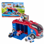 Set de joacă Mission Cruiser, cu vehicule și figurine, seria «Patrula Cățelușilor» Lansează-te în lumea misiunilor de salvare alături de eroii îndrăgiți din desenul animat Patrula Cățelușilor cu setul captivant Mission Cruiser de la Spin Master! Acest vehicul mare, în culori roșu și albastru, este echipat cu numeroase funcții interactive care încurajează jocul de rol și aventurile creative ale copiilor.Caracteristici: 	Interactivitate: butonul de pe acoperiș activează deschiderea mecanică a ușii și sunete din desenul animat 	Dezvoltare: stimulează imaginația, motricitatea și abilitățile sociale 	Design autentic: inspirat din vehiculul original din serial, cu embleme și ecran pentru misiuniSetul conține: 	2 vehicule Pup Squad Racers (Chase și Marshall) 	Figurina cățelului robot și mini-vehiculul său de salvare 	Cartelă cu misiune și ecran de joc pentru scenarii interactiveIdeal pentru fanii Mighty Pups și ai filmului „Paw Patrol: The Movie”!