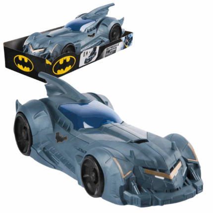 Mașina lui Batman «Batmobil» Stimulează imaginația copilului tău cu emblematicul Batmobil al lui Batman. Această mașină de jucărie este realizată în stil autentic de benzi desenate, oferind copiilor posibilitatea de a trăi aventuri realiste și de a aduce Batmobilul la viață în timpul jocului. Perfect pentru joaca de rol și povești fantastice – copiii pot crea propriile aventuri palpitante cu supereroii și super-răufăcătorii preferați.Batmobilul este compatibil cu majoritatea figurinelor de 30 cm (vândute separat), permițând copiilor să își formeze propria echipă de eroi și răufăcători pentru confruntări epice.Această jucărie este potrivită atât pentru băieți, cât și pentru fete, în special pentru fanii Ligii Dreptății, ai multiversului DC, ai filmelor cu supereroi, ai figurinelor de colecție și ai mașinilor cu telecomandă.Recomandat pentru copii de la 4 ani în sus.