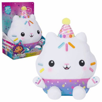 Jucărie de pluș interactivă Cakey Cat, seria «Gabby’s Dollhouse» Creează aventuri de neuitat în căsuța de păpuși cu jucăria interactivă Cakey Cat din Gabby’s Dollhouse! Această jucărie moale de pluș, înaltă de 25 cm, are efecte luminoase și sonore care se activează la răsucire, agitare și apăsarea pălăriei de sărbătoare a pisicuței.Caracteristici: 	Moduri multiple: „ștrengar” la întoarcere, „petrecere” la agitare și „vorbire” la atingerea pălăriei. 	Dimensiune ideală de 25 cm — pentru joacă și somn. 	Design festiv, multicolor, cu pălărie și detalii strălucitoare, inspirat din serial. 	Parte din universul Gabby’s Dollhouse — perfect pentru joacă creativă cu casă de păpuși și accesorii. 	Recomandată copiilor de la 3 ani. 	Stimulează imaginația și ajută la configurarea unui univers de rol cu accesorii, figurine și decor.