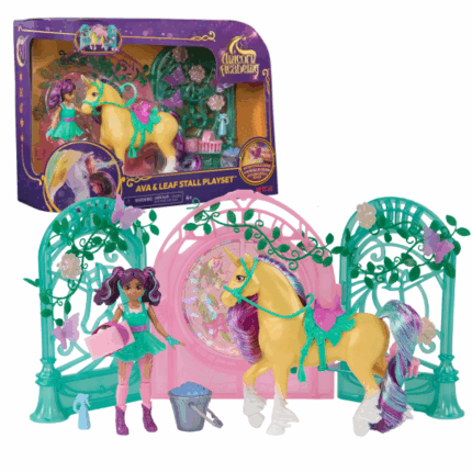 Set de joacă „Academia Unicornilor: Ava și Leaf cu grajdul magic” Pătrundeți în lumea magică a Academiei Unicornilor cu setul de joacă „Ava și Leaf cu grajdul magic” — inspirat de popularul serial animat Netflix și seria de cărți cu același nume. Acest set viu colorat și detaliat include o mini-figurina Ava, unicornul magic Leaf, care își schimbă culoarea, și accesorii tematice pentru jocuri pline de imaginație.Recreează scena în care Leaf primește puterile magice: umezește buretele cu apă rece și atinge corpul unicornului — pe blănița lui vor apărea semne misterioase de magie. Decorează grajdul cu fluturi colorați, flori și viță de vie, hrănește-l pe Leaf cu fructe magice și îngrijește-l folosind peria și sticla cu spray. Leaf are ham și șa detașabile, iar coama și coada lui strălucesc în nuanțe de mov și turcoaz.Datorită detaliilor realiste — vitralii, accesorii de îngrijire și piese detașabile — acest set este cadoul perfect pentru fetițele care adoră unicornii, păpușile, lumi fantastice și jocurile de rol.Completează-ți colecția cu alte personaje din Academia Unicornilor — Sofia, Layla, Valentina și prietenii lor magici (se vând separat).