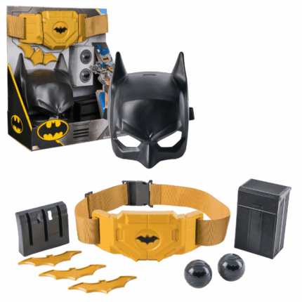 Set de joacă: Masca și centura lui Batman Intră în atmosfera plină de aventură alături de Batman cu acest set de joacă captivant! Setul include celebra mască a Cavalerului Întunecat și o centură cu compartimente pentru depozitarea accesoriilor. Este alegerea perfectă pentru jocurile de rol, oferindu-le copiilor șansa să devină adevărați supereroi.Caracteristici: 	Mască Batman cu bretele reglabile — potrivită pentru majoritatea copiilor 	Centură multifuncțională cu spații de stocare pentru bataranguri și „grenade fumigene” 	Stimulează imaginația și jocul creativ 	Potrivit pentru copii de la 4 ani în sus 	Cadoul ideal pentru micii fani ai universului DC și aventurilor cu supereroi!