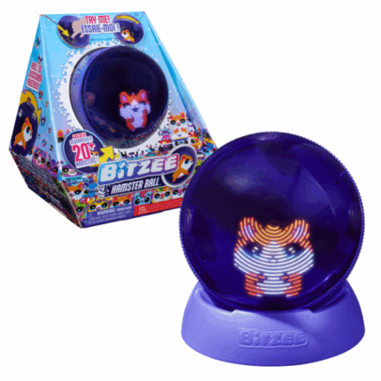 Jucărie Interactivă Bitzee «Hamster» Descoperă companionul digital ideal cu Bitzee "Hamster" de la Spin Master! În interiorul unei bile transparente, un hamster virtual prinde viață — reacționează la mișcare, atingeri și înclinări, cu sunete și animații jucăușe. 	Peste 20 de hamsteri unici de colecționat și de îngrijit, alături de eroul principal 	Hamsterul crește de la pui la adolescent și ajunge Super Bitzee, deblocând funcții și prieteni noi 	Bila se rostogolește, iar hamsterul „aleargă” în interior, oferind senzația de jucărie reală 	Include mini-jocuri (hrănire, alergare, personalizare) pentru ore de distracție 	Interacțiune prin senzori: atingere, înclinare, agitare — hamsterul răspunde în consecință 	Vine cu 3 baterii AA, gata de utilizare imediată 	Recomandată copiilor peste 5 ani, dar se adresează și colecționarilor și adulțilorBitzee "Hamster" este o jucărie interactivă inovatoare, ce combină tehnologia digitală și plăcerea fizică tangibilă, inspirată de jocurile clasice din anii ’90.