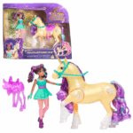 Set de joacă „Academia Unicornilor: Ava și magicul Leaf” Descoperă magia prieteniei alături de Ava și unicornul său magic Leaf din lumea fermecată Unicorn Academy, inspirată din serialul Netflix și seria de cărți bestseller. Acest set special le permite copiilor să recreeze momente magice sau să inventeze povești proprii.Apasă marcajul în formă de fluture de pe Leaf pentru a activa efectele luminoase – magia vegetală prinde viață. Ava are 7 puncte de articulație și poate fi poziționată în șa datorită harnașamentului detașabil. Leaf are coamă și coadă moale, iar cu o simplă apăsare, își proiectează puterea magică exact ca în serial.Un cadou perfect pentru copiii care iubesc unicornii, poveștile fantastice și jocurile de rol pline de imaginație.