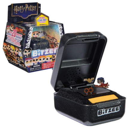 Jucărie Interactivă Bitzee «Wizarding World» Descoperă magia lumii lui Harry Potter cu jucăria interactivă Bitzee "Wizarding World"  de la Spin Master. În interiorul capsulei stilizate în negru și auriu se află 20 de personaje emblematice: Harry, Hermione, Ron, Hedwig, Dumbledore, Dobby și altele. Fiecare personaj apare ca și cum ar sosi cu Hogwarts Express, prindând viață la interacțiunea cu jucăria.Caracteristici: 	20 de personaje într-o singură capsulă: colectează-le pe măsură ce te joci, umplând indicatorul cazanului. 	9 mini-jocuri, inclusiv scene din filme: Quidditch, poțiunea Polijus, șahul vrăjitorilor și altele. 	Interacțiune interactivă: atingeri, înclinări și agitații activează sunete și reacții ale personajelor. 	Momente magice: îndeplinește sarcinile personajelor, aruncă vrăji și cheamă un Patronus. 	Joc fără ecran: alegere ideală pentru copiii de la 5 ani și fanii lui Harry Potter.În pachet: 1 Bitzee, ghid rapid de pornire, instrucțiuni, 3 baterii AA.