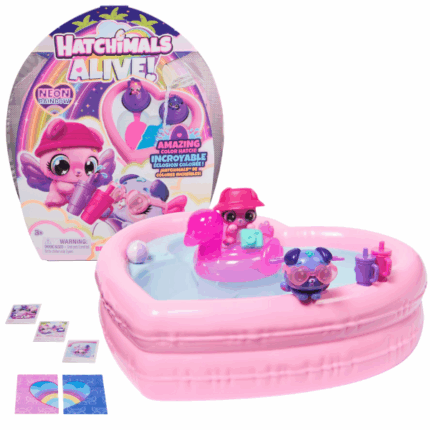 Set de joacă Hatchimals Alive „Curcubeu Neon: Petrecere la piscină” Descoperă magia prieteniei cu setul Hatchimals Alive „Curcubeu Neon: Petrecere la piscină”! Pune cele două ouă neon în piscina în formă de inimă, toarnă apă și urmărește cum personajele Hatchimals prind viață chiar în fața ochilor tăi. Pe măsură ce culorile apei se amestecă, se creează o nuanță violetă – simbolul unei prietenii adevărate.Setul conține: 	2 figurine Hatchimals neon în ouă 	Piscină în formă de inimă 	14 accesorii: colac, ochelari de soare, minge, prosoape și multe alteleCaracteristici: 	Eclozare magică în apă 	Jucării plutitoare cu accesorii interschimbabile 	Joacă acvatică creativă și plină de culoare 	Potrivit pentru copii de la 3 ani în susOferă-le celor mici o experiență de joacă memorabilă cu Hatchimals și o petrecere la piscină ca-n povești!