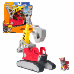 Macaraua Mega cu figurină, Rubble & Crew, seria «Patrula Cățelușilor» Faceți cunoștință cu Macaraua Mega Power a lui Charger — o jucărie interactivă de construcții, perfectă pentru micii fani ai serialului „Patrula Cățelușilor”! Setul include o figurină Charger de 6,5 cm și un camion-macara cu două unelte detașabile: un braț de prindere și un ciocan pneumatic, ușor de atașat și de îndepărtat.Copiii pot inventa propriile aventuri de construcție — săpând în nisip, reparând structuri sau transportând materiale — dezvoltându-și creativitatea și abilitățile motorii fine.Caracteristici: 	Figurină Charger de 6,5 cm 	Vehicul-macara cu elemente mobile și unelte funcționale 	Ideal pentru joacă de rol și colecționare 	Cadou perfect pentru aniversări, Crăciun sau alte ocazii specialeRecreează momente din Rubble & Crew sau creează povești noi cu jucăriile de pluș, figurinele și vehiculele echipei!Setul conține: 	1 figurină Charger 	1 camion-macara cu 2 unelte (gheară de prindere și ciocan pneumatic)Recomandat copiilor de la 3 ani