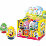 Ouă Maxi Surprise, as. Deschide distracția!Ouăle Maxi Surprise sunt răsfățul suprem pentru copiii care iubesc surprizele și aventura! Fiecare ou este plin cu o varietate de jucării, obiecte de colecție și distracție, oferind o experiență palpitantă de deschidere. Perfect pentru zile de naștere, cadouri pentru petreceri sau pur și simplu ca o surpriză plăcută, Ouăle Maxi Surprise vor aduce cu siguranță bucurie și entuziasm oricărui copil.Caracteristici: 	Ambalaj mare și colorat: Fiecare Ou Maxi Surprise este conceput pentru a atrage privirea, cu culori vibrante și un aspect jucăuș și plăcut. 	Varietate de surprize: În interior veți găsi un set cu plastilină și forme. 	Perfect pentru colecționat: Cu o gamă variată de obiecte de colectat, copiii se pot bucura de adunarea tuturor jucăriilor și surprizelor din serie.