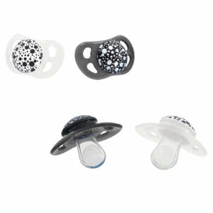 Set de 2 Suzete din Silicon în formă Ortodontică, neagră și albă, 6+ luni Descriere produs: Oferiți copilului dumneavoastră confort și siguranță cu setul de suzete din silicon de la Twistshake. Aceste suzete sunt fabricate din silicon moale de înaltă calitate, ceea ce asigură un confort maxim pentru copilul dumneavoastră. Datorită orificiilor mari de ventilație și formei perfecte, suzetele sunt prietenoase cu pielea delicată a bebelușului.Formă ortodontică. Suzetele au o formă ortodontică care sprijină dezvoltarea sănătoasă a dinților și maxilarului copilului dumneavoastră.Fără BPA. Produsul este complet sigur atât pentru copilul dumneavoastră, cât și pentru dumneavoastră.Beneficii pentru copil: Suzetele ortodontice contribuie la formarea corectă a dinților și maxilarului, prevenind problemele dentare în viitor. Siliconul moale și forma confortabilă fac suzeta plăcută pentru supt, ceea ce poate ajuta la calmarea și satisfacerea nevoilor copilului dumneavoastră. Orificiile de ventilație ajută la prevenirea formării unui vacuum și asigură o respirație ușoară, prevenind iritațiile pielii.