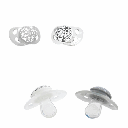 Set de 2 Suzete din Silicon în formă Ortodontică, gri și albă, 0-6 luni Descriere produs: Oferiți copilului dumneavoastră confort și siguranță cu setul de suzete din silicon de la Twistshake. Aceste suzete sunt fabricate din silicon moale de înaltă calitate, ceea ce asigură un confort maxim pentru copilul dumneavoastră. Datorită orificiilor mari de ventilație și formei perfecte, suzetele sunt prietenoase cu pielea delicată a bebelușului.Formă ortodontică. Suzetele au o formă ortodontică care sprijină dezvoltarea sănătoasă a dinților și maxilarului copilului dumneavoastră.Fără BPA. Produsul este complet sigur atât pentru copilul dumneavoastră, cât și pentru dumneavoastră.Beneficii pentru copil: Suzetele ortodontice contribuie la formarea corectă a dinților și maxilarului, prevenind problemele dentare în viitor. Siliconul moale și forma confortabilă fac suzeta plăcută pentru supt, ceea ce poate ajuta la calmarea și satisfacerea nevoilor copilului dumneavoastră. Orificiile de ventilație ajută la prevenirea formării unui vacuum și asigură o respirație ușoară, prevenind iritațiile pielii.