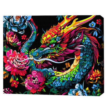 Pictură pe numere 40*50 сm (pânză neagră/fără cutie) – Un dragon în flori Setul include: 	pânză de bumbac cu diagramă numerotată a imaginii, pe o ramă de lemn. Toate segmentele sunt pictate suplimentar în culoarea neagră 	 3 perii de diferite grosimi 	 vopsele acrilice numerotate