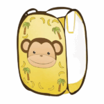 Корзина для хранения игрушек, желтая, U-Grow Складная корзина для игрушек – практичное и компактное решениеЭта складная корзина идеально подойдёт для родителей, которые ищут быстрый и удобный способ организовать детские игрушки, экономя при этом место. Благодаря складной конструкции, корзину легко убирать, когда она не используется, что делает её универсальным вариантом для любой комнаты. Отлично помогает поддерживать порядок и способствует развитию самостоятельности у ребёнка — малыш может сам складывать свои игрушки на место.Материал: ПолиэстерЦвет: ЖелтыйРазмер: 48×32×30 см