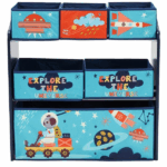 Шкаф для хранения игрушек «Explore the universe» Шкаф для хранения игрушек с 6 тканевыми коробками — практичное и удобное решениеЭтот шкаф идеально подходит для организации игрушек, книг и аксессуаров детей. Он разработан для легкого доступа и поддержания порядка в комнате. Шкаф содержит 6 коробок для хранения разных размеров: 3 маленькие коробки — отлично подходят для мелких деталей, аксессуаров или фигурок 2 средние коробки — подходят для игрушек среднего размера, канцелярии или книг 1 большая коробка — подходит для крупных игр, мягких игрушек или других больших предметовОсновные характеристики: Прочный материал — сосна Эргономичный дизайн — легкий доступ для детей, с закругленными краями для безопасности Яркие цвета — доступны в разных вариантах, подходящих для детской комнаты Компактные размеры — помещается в любом пространстве, не занимает много места Легкая сборка — быстро и просто собирается, легко перемещается по необходимостиЭтот шкаф — идеальное решение для родителей, которые хотят поощрять детей к аккуратности и организации своих вещей в приятной и доступной форме.Размеры: 63x30x60 см