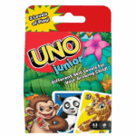 Карточная игра UNO для самых маленьких Упрощенная карточная игра UNO для игроков младшего возраста имеет несколько уровней сложности, благодаря чему дети имеют возможность развиваться во время игры. На каждой карте изображено милое животное и число от 0 до 8, поэтому найти совпадения сможет даже 3-летний ребенок. Во время игры участники пытаются избавиться от всех карт, сравнивая их с картой, которая находится сверху колоды. Нужно положить сверху карту, которая совпадает по цвету или изображению животного, или номеру. Главное - не забывать выкрикивать "Уно", когда на руках остается 1 карта! Благодаря трем уровням сложности игра способствует постепенному развитию ребенка.1 уровень - сопоставление цветов и животных для самых маленьких, поможет научить ходить по очереди и распознавать цвета и числа;2 уровень - игра с бонусными картами "пропусти ход", "изменение направления хода" и "заказать цвет", что учит сортировать и классифицировать, а также критическому мышлению;3 уровень - вводятся штрафные карты "возьми 1" и "возьми 2" карты, что учит логике.В наборе 56 карт и инструкция. Цвета и аксессуары могут отличаться.