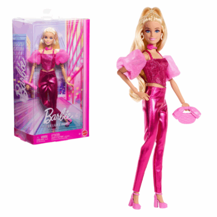 Кукла Barbie «Модница в глянцевом розовом костюме» Представляем куклу Barbie Deluxe Style в глянцевом розовом костюме Barbiecore и  блондинистыми волосами.​Куклы Barbie Deluxe Style превращают гламур в настоящее искусство! Каждая кукла из коллекции воплощает яркие ткани, модные силуэты и утончённые аксессуары, вдохновлённые последними тенденциями мира моды.Дети и коллекционеры по достоинству оценят возможность создавать стильные образы для куклы и позировать её как настоящую звезду подиума!Особенности: 	Современный модный стиль с элементами тренда #Barbiecore 	Эффектный наряд с продуманными деталями и текстурами 	Роскошные аксессуары для завершения образа 	Отлично подходит для сюжетных игр и модных показов 	Не может стоять без поддержки 	Подходит для детей от 3 лет