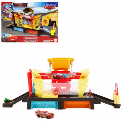 Set de joacă „Spălătorie auto” cu Fulger McQueen Pregătește-l pe Fulger McQueen pentru noi curse cu setul de joacă palpitant „Spălătorie auto” din universul Disney și Pixar Cars! Acest set interactiv le permite copiilor nu doar să spele mașina, ci și să urmărească cum Fulger își schimbă culoarea chiar sub ochii lor!Trimite mașinuța pe rampă, ridică steagul verde și începe procesul de spălare folosind apă caldă din Cupa Piston! Prin fereastra transparentă poți vedea cum se schimbă culoarea mașinii – fără stropi sau murdărie. După ce trece linia de sosire, scufundă-l pe Fulger în apa rece pentru a-și recăpăta culoarea originală și reia distracția!Setul include: 	1 mașinuță exclusivă Fulger McQueen cu funcție de schimbare a culorii 	rampă mobilă cu steag verde 	rezervor în formă de Cupa Piston pentru apă caldă 	cadă cu apă rece și sistem de scurgere integrat pentru joacă curată și fără mizeriePoate fi conectat cu alte seturi și piste din seria Cars pentru a crea o lume completă de curse!Recomandat copiilor de la 4 ani în sus.
