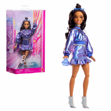 Кукла Barbie «Модница в глянцевом фиолетовом платье» Куклы Barbie Deluxe Style воплощают настоящий гламур! Каждая коллекция включает в себя яркие ткани, оригинальные силуэты и утончённые аксессуары, вдохновлённые последними модными тенденциями.И детям, и коллекционерам понравится создавать стильные образы для кукол и устраивать блистательные показы, достойные лучших подиумов!Особенности: 	Роскошные ткани и эффектные наряды 	Современные силуэты и модный крой 	Элегантные аксессуары для завершения образа 	Отличный выбор для сюжетных игр и коллекционирования 	Куклы не могут стоять без подставки