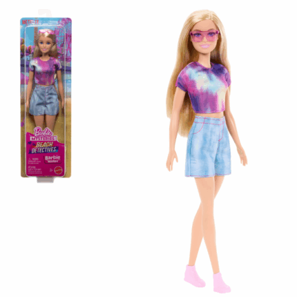 Кукла Barbie «Малибу — Пляжный детектив» Вообразите захватывающие детективные истории вместе с куклой Barbie «Малибу», вдохновлённой мультсериалом Barbie Mysteries: Пляжные детективы! Кукла одета в свой фирменный образ: яркий тай-дай топ, джинсовые шорты с розовой прострочкой, стильные кеды и солнечные очки — точь-в-точь как в мультфильме.Дети и поклонники старше 3 лет с удовольствием воссоздадут сцены из мультсериала или придумают собственные тайны и приключения!Особенности: 	Кукла вдохновлена мультсериалом Barbie Mysteries: Пляжные детективы 	Яркий фирменный образ: тай-дай топ и джинсовые шорты 	Аксессуары: высокие кеды и солнечные очки 	Способствует развитию воображения и сюжетной игры 	Подходит для детей от 3 лет 	Кукла не может стоять без опоры