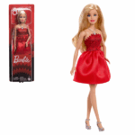 Кукла Barbie к 80-летию Mattel в рубиново-красном платье Бренд Barbie отмечает 80-летие компании Mattel с выпуском эксклюзивной коллекционной куклы! Barbie нарядилась в роскошное рубиново-красное платье, подчёркивающее значимость этого юбилея. Её образ вдохновлён логотипом легендарной компании и дополнен изысканными аксессуарами.Особенности: 	Нарядное рубиново-красное платье с праздничным бантом 	Корсет с дизайнерским элементом, вдохновлённым логотипом Mattel 	Серебристые туфли на каблуке и подходящее по стилю ожерелье 	Великолепный подарок для коллекционеров и поклонников Barbie 	Кукла не может стоять самостоятельно 	Подходит для детей от 3 лет